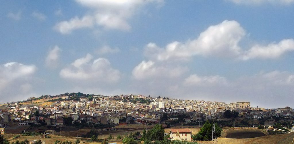 Veduta panoramica del centro storico di Aragona e delle colline della Sicilia interna